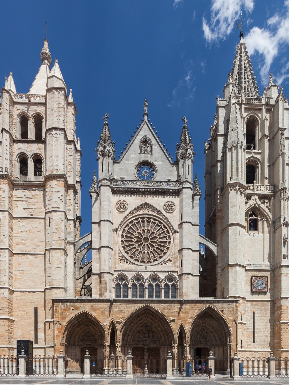 La fachada oeste de la catedral de León con su rosetón