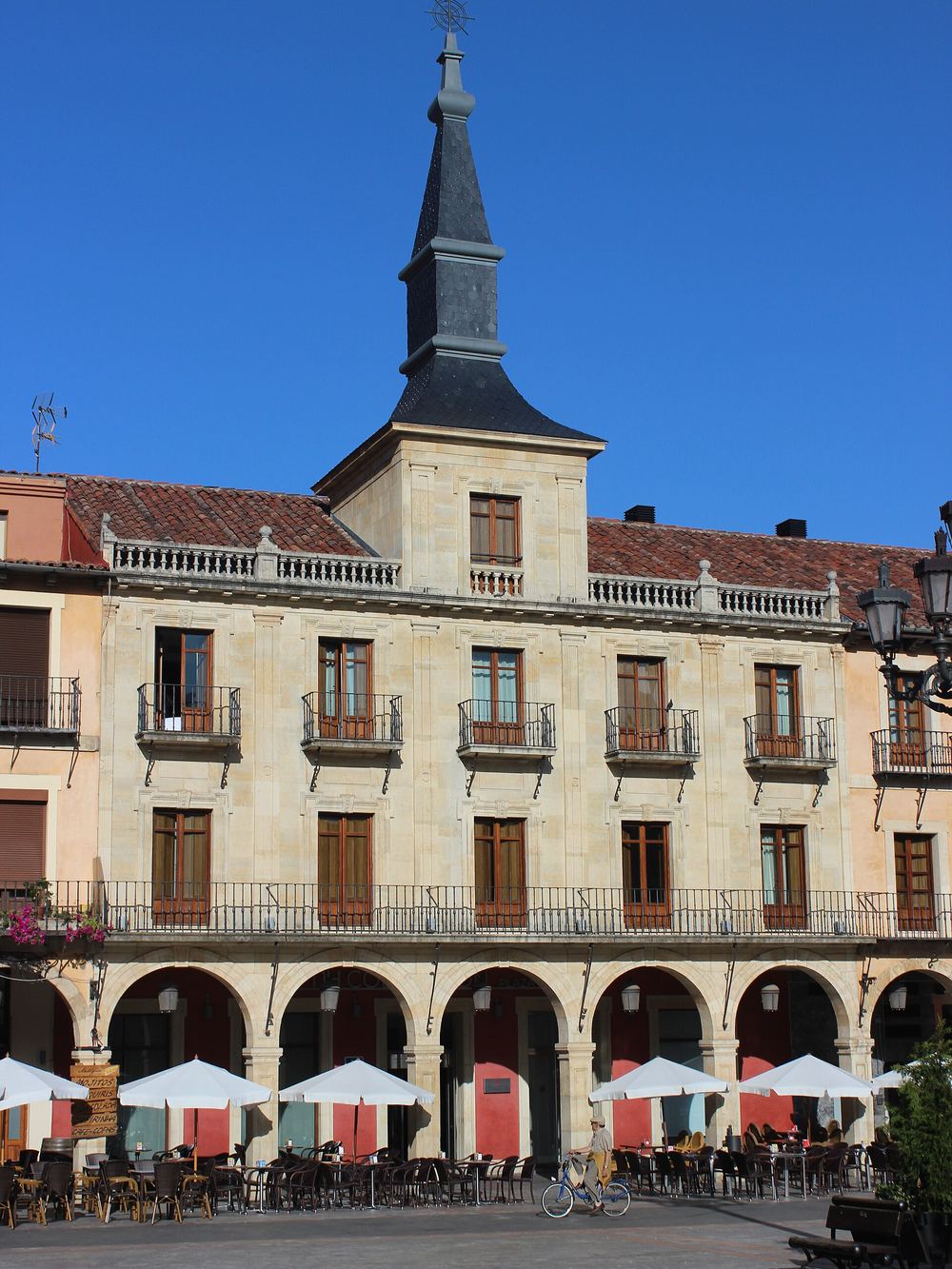 El antiguo ayuntamiento en la Plaza Mayor de León