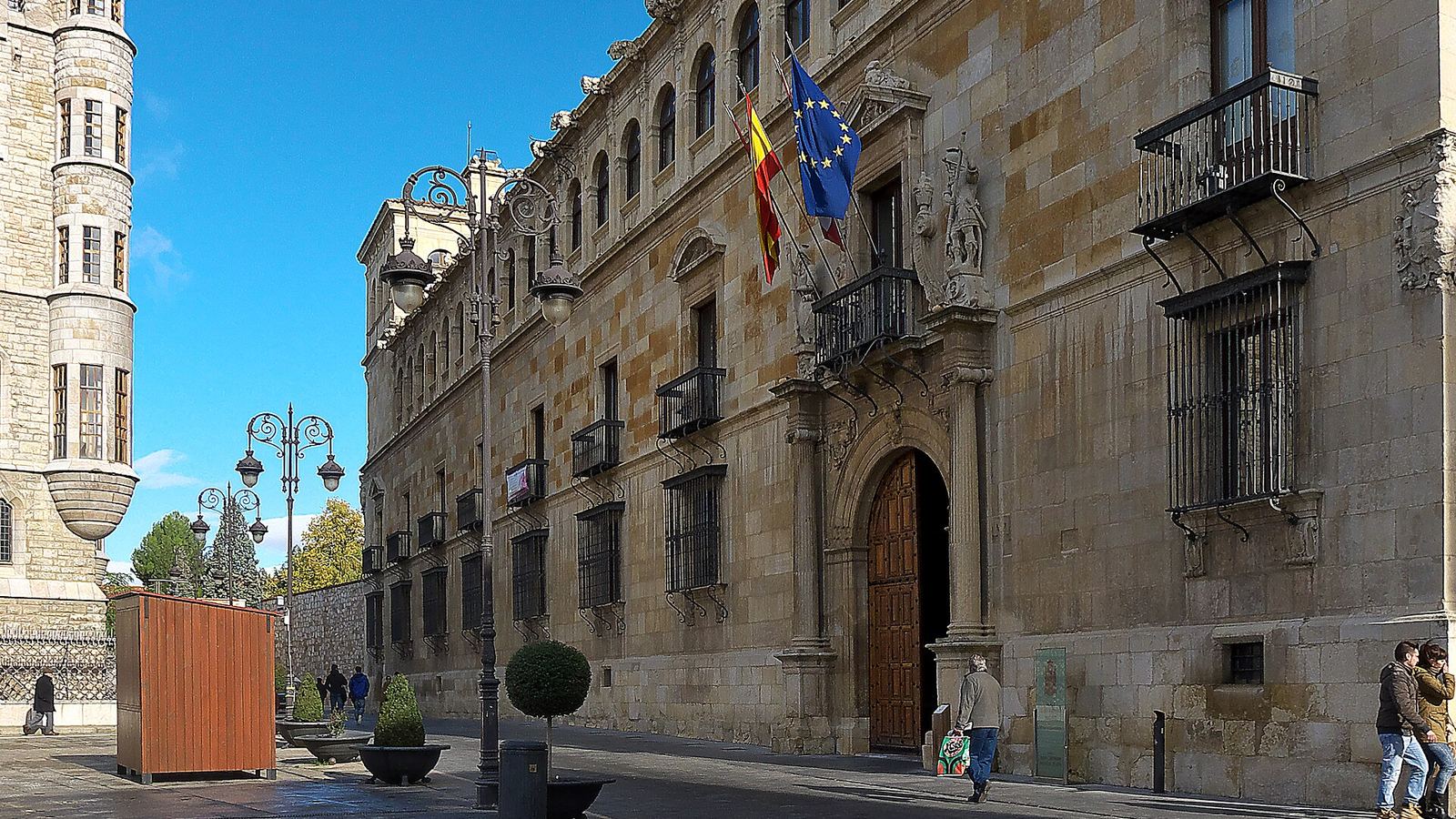 Plaza de San Marcelo mit dem Palacio de los Guzmanes und dem Turm der Casa Botines