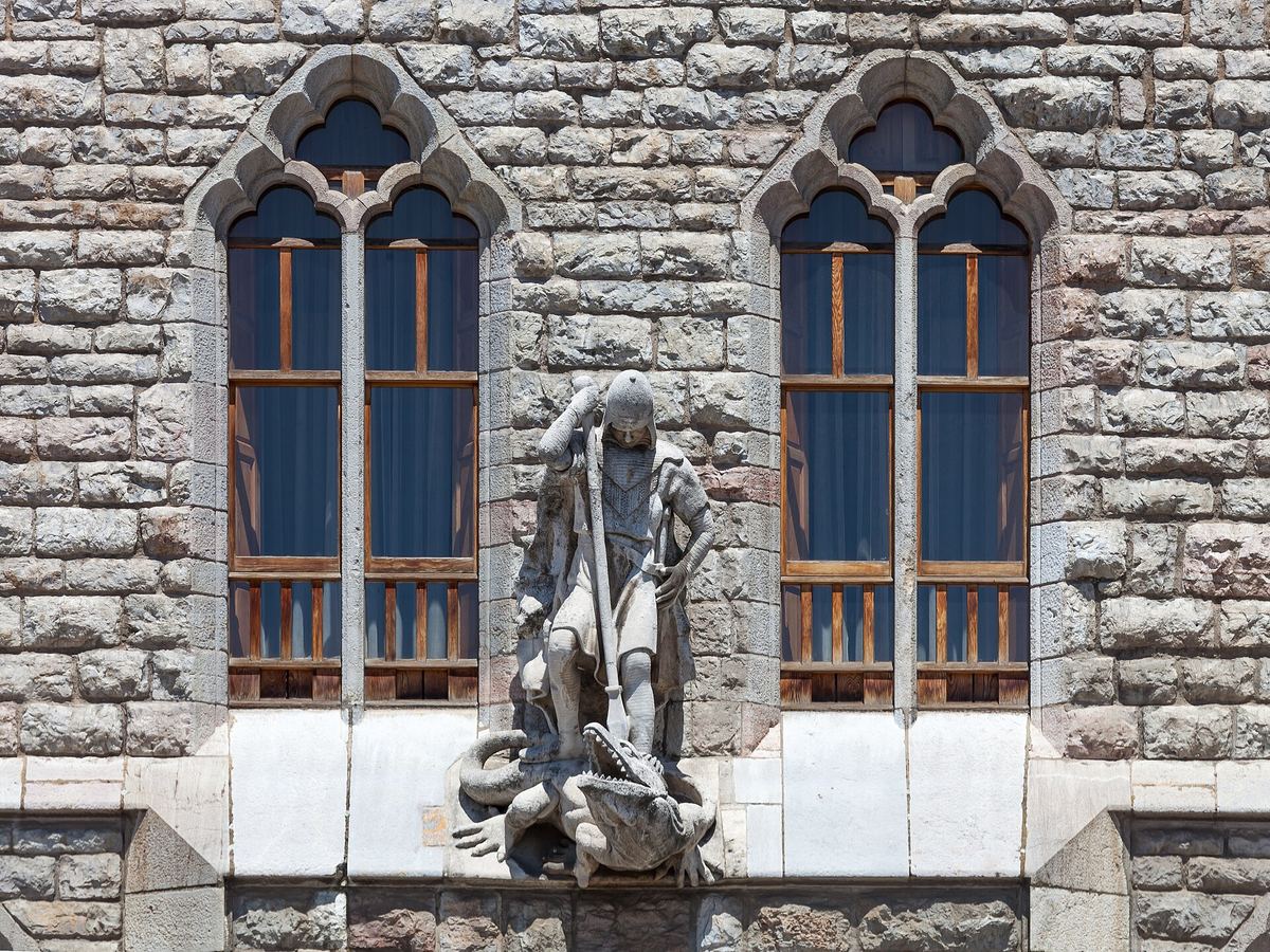 La escultura de San Jorge matando al dragón sobre la entrada de Casa Botines