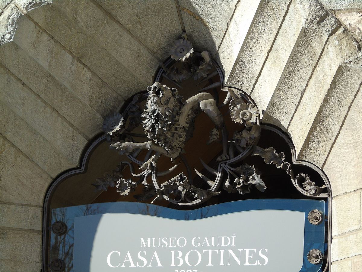 La obra de hierro forjado de Gaudí sobre la entrada de Casa Botines