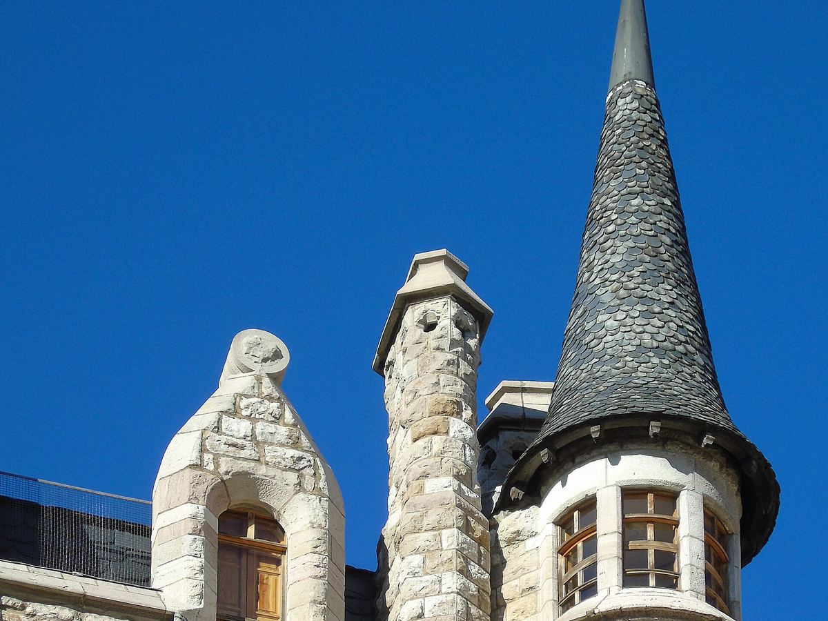 Una torre esquinera de Casa Botines con su chapitel de pizarra