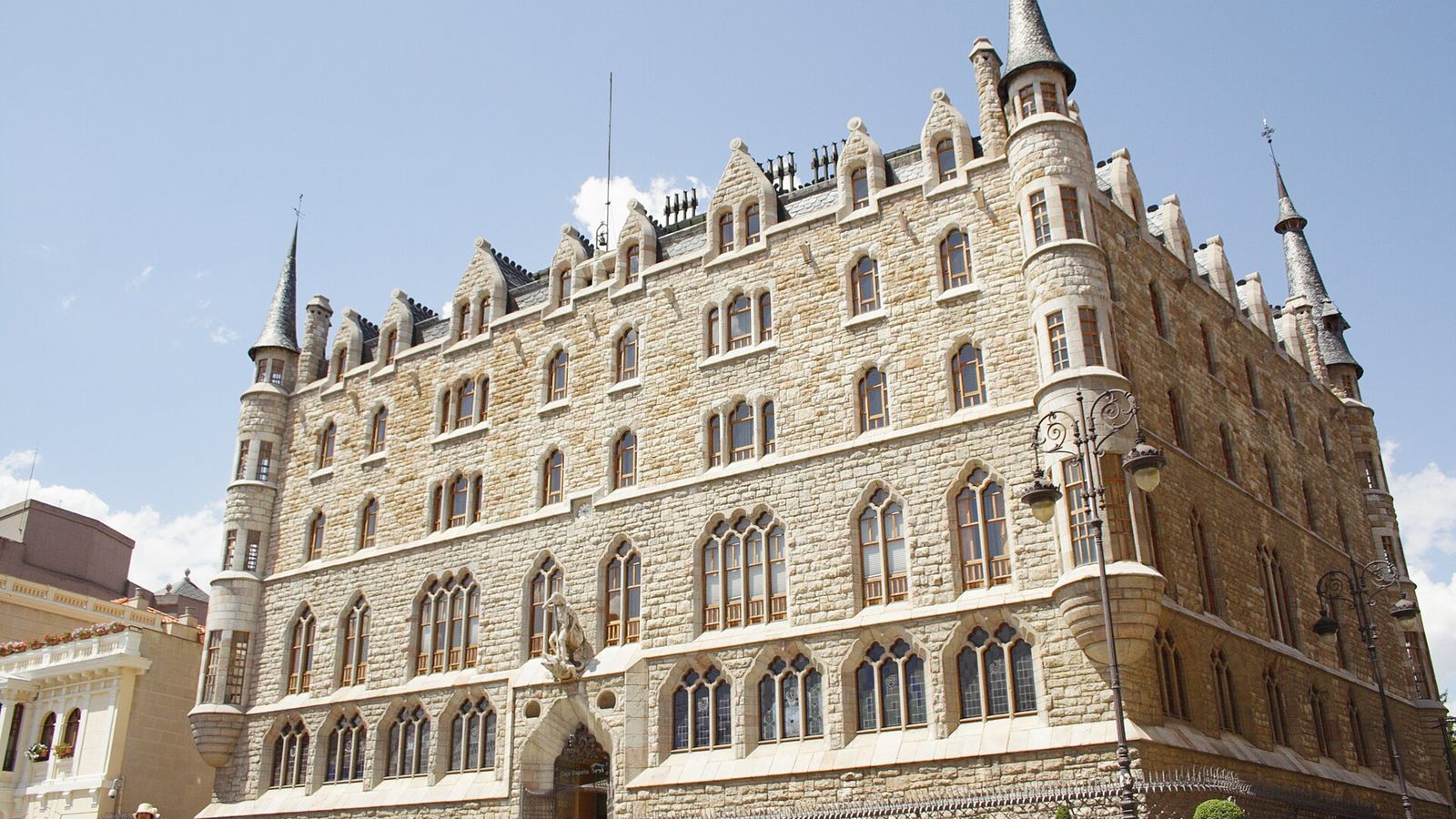 Casa Botines seen from the corner, with its towers and slate roof