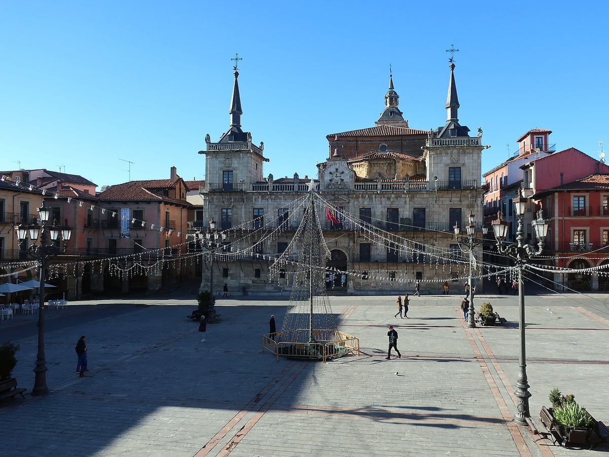 La Plaza Mayor de León con su antiguo ayuntamiento