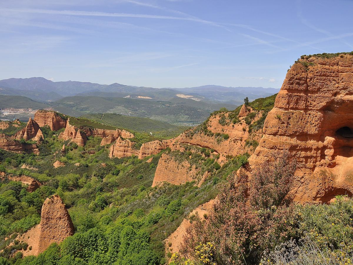 Los picos rojos de Las Médulas, las minas de oro romanas