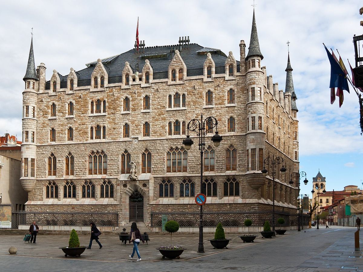 La fachada neogótica de Casa Botines en la Plaza de San Marcelo