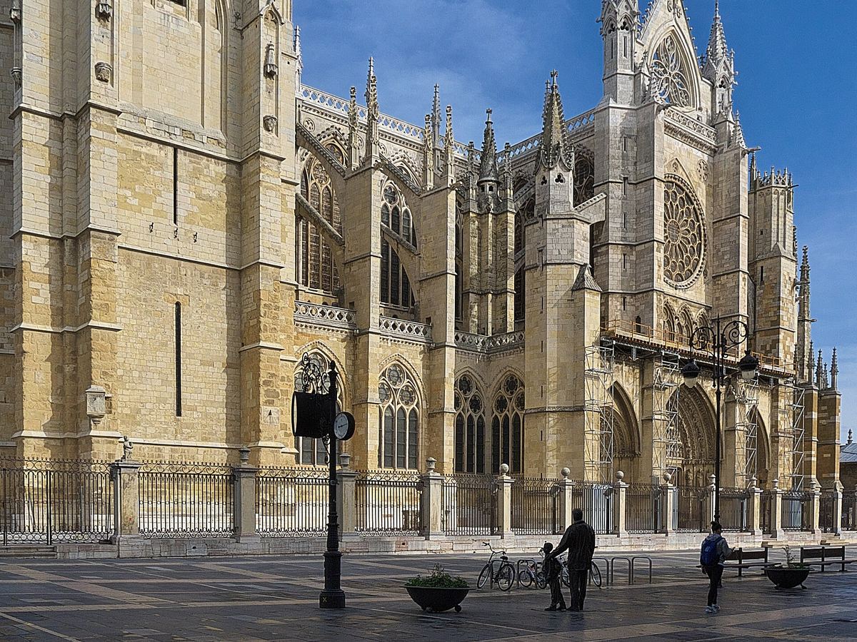 El lado sur de la catedral de León
